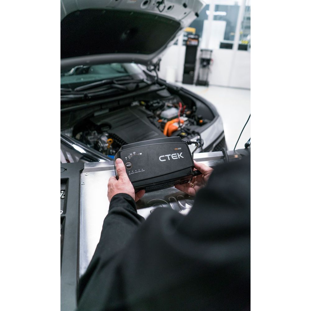 CTEK PRO25SE underhållsladdare 12 V/25 A (6 m laddningskablar)