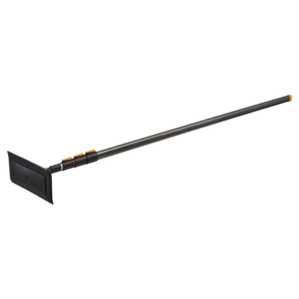 Fiskars OneClick lumepuhastaja päikesepaneelidele