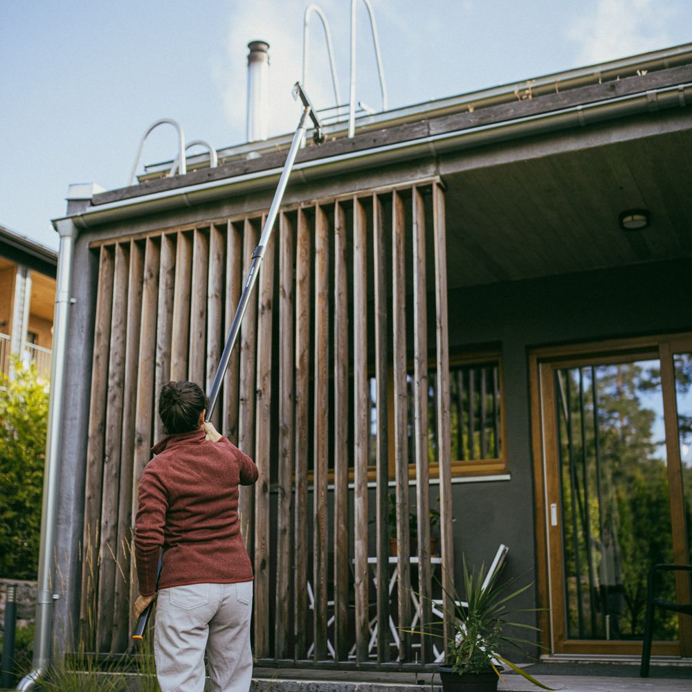 Fiskars OneClick vihmaveerennide puhastaja