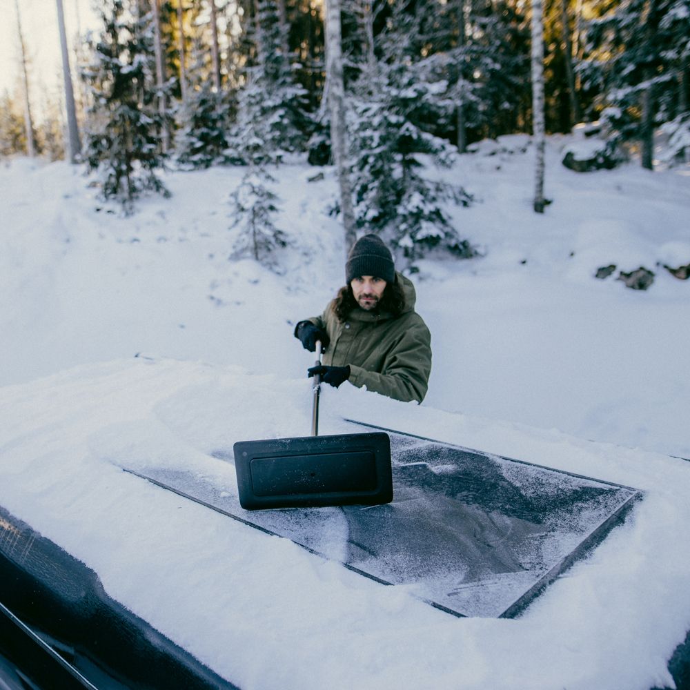Fiskars OneClick lumepuhastaja päikesepaneelidele