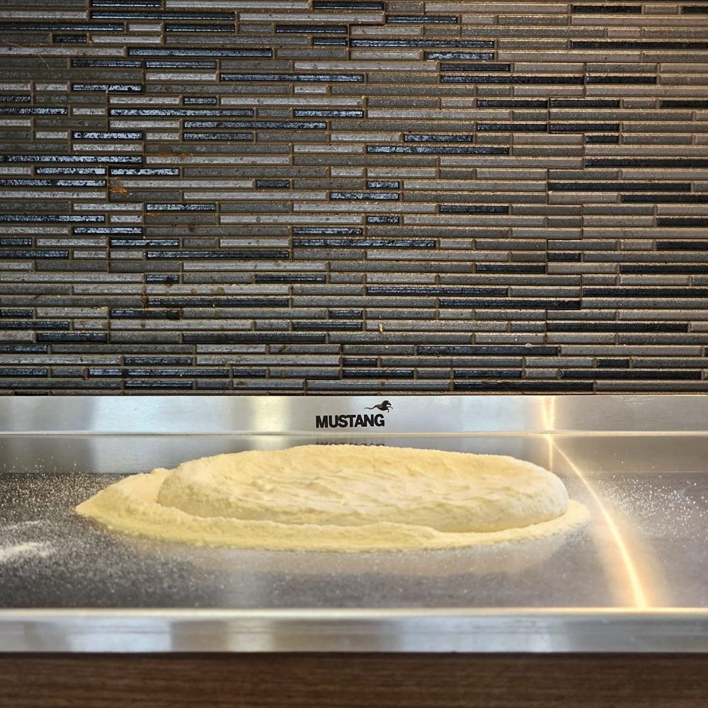 Mustang pizza bakplåt 60 x 55 cm
