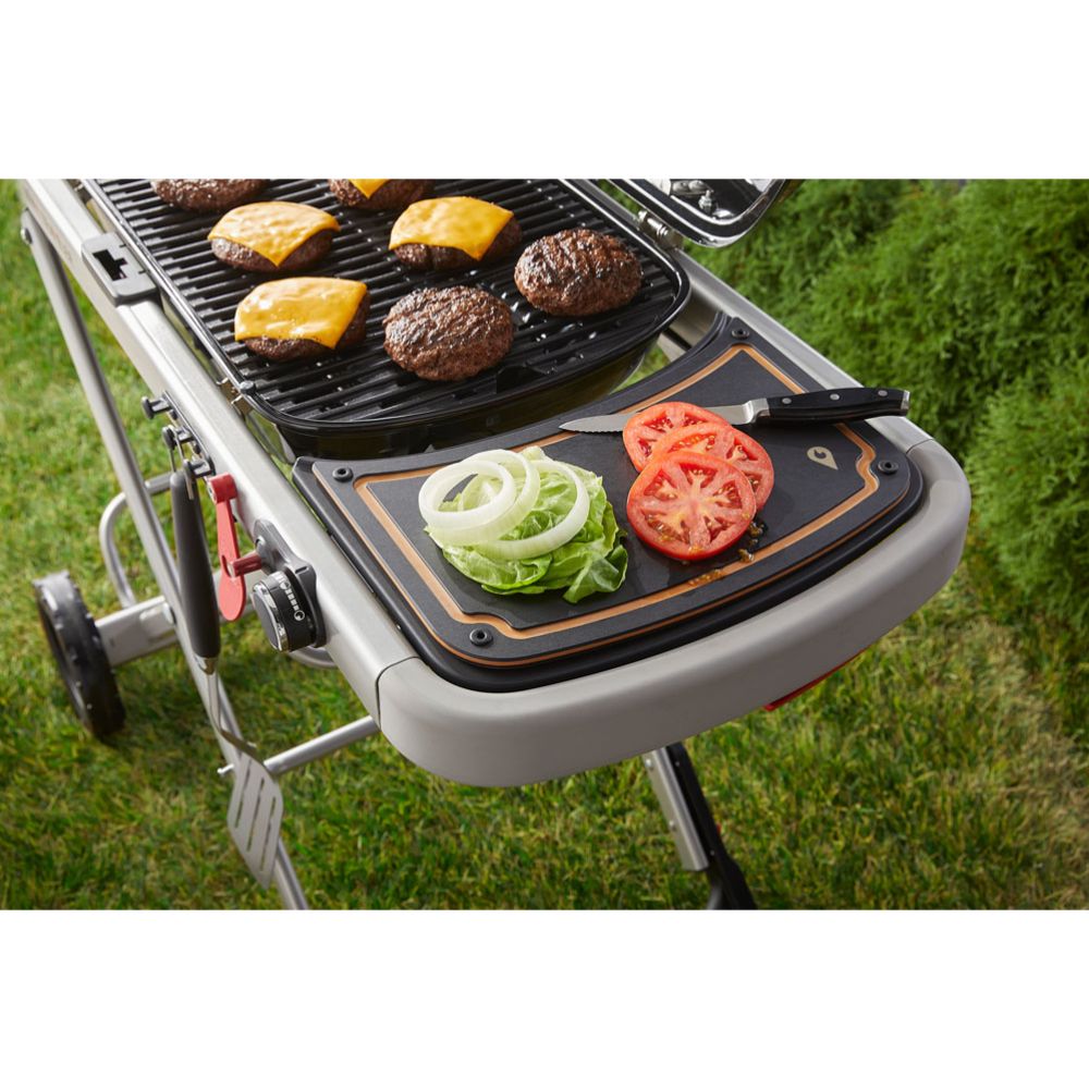Weber Traveler -grillin käännettävä leikkuulauta