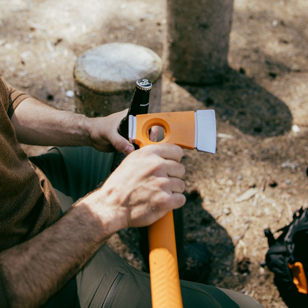 Fiskars X13 matkakirves ja teritaja