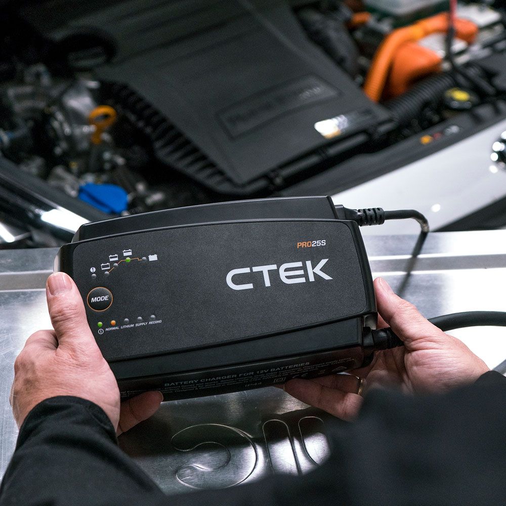 CTEK PRO25SE underhållsladdare 12 V/25 A (6 m laddningskablar)