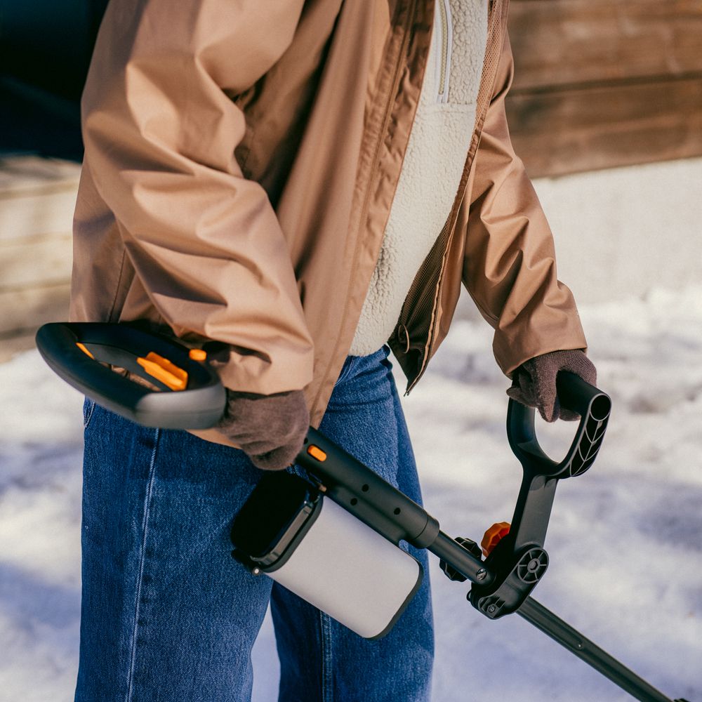 Fiskars batteridriven snöslunga utan batteri