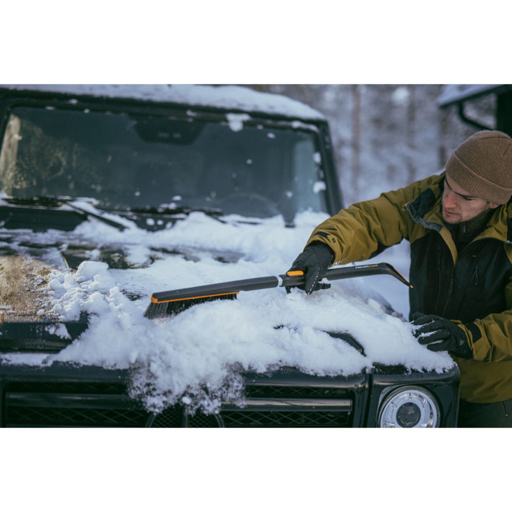 Fiskars X-series-lumiharja ja jääraappa teleskooppivarrella