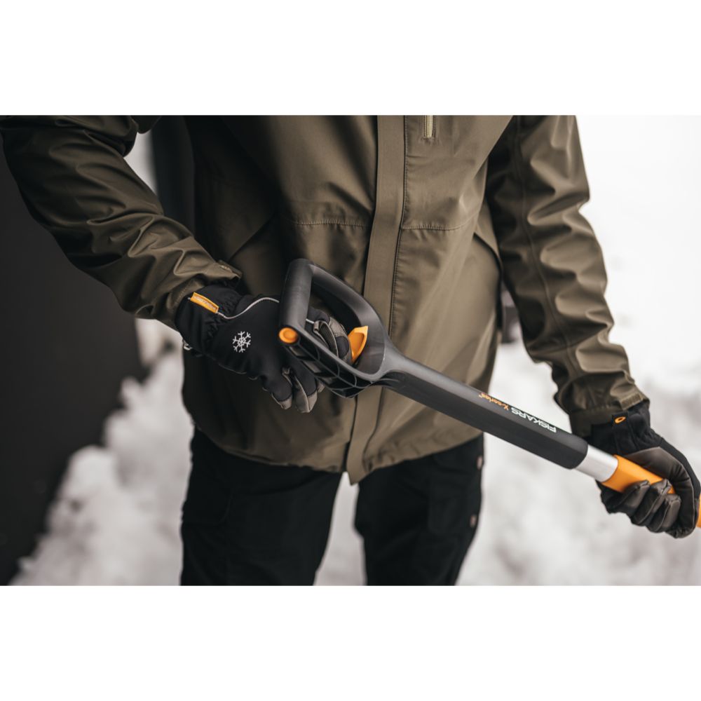 Fiskars X-Series lumentyönnin teleskooppivarrella