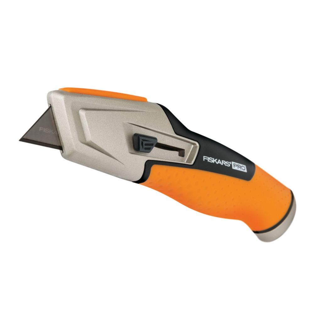 Fiskars Pro CarbonMax sissetõmmatava teraga vaibanuga