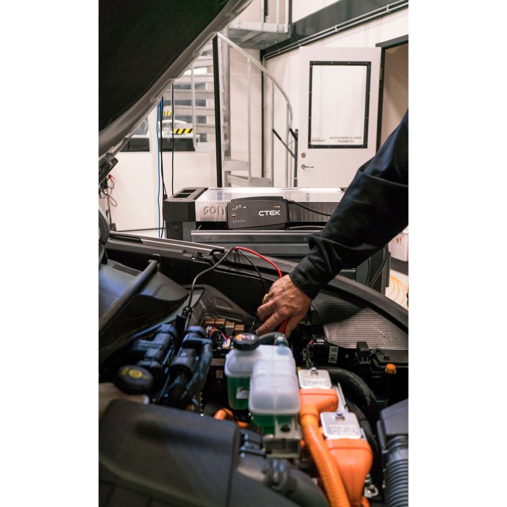 CTEK PRO25SE underhållsladdare 12 V/25 A (6 m laddningskablar)