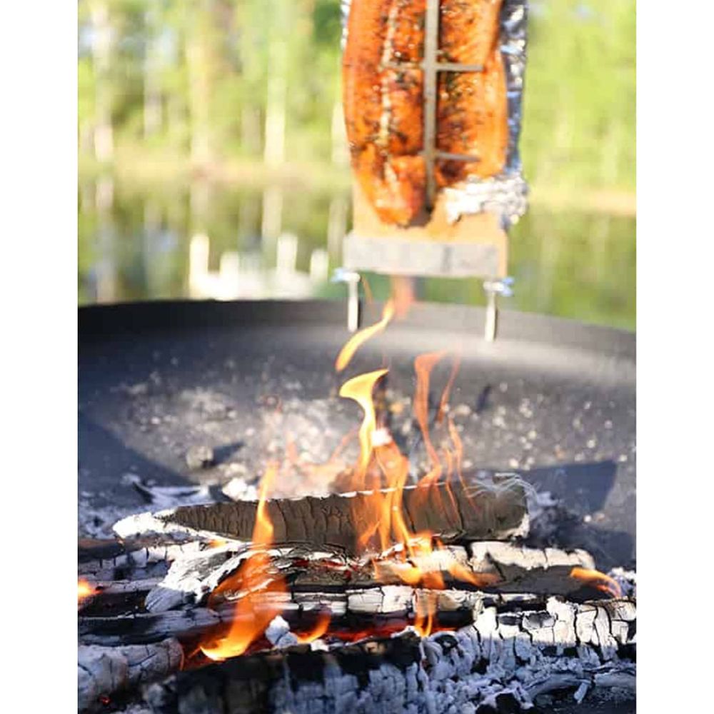 Kotakeittiö loimulauta telineellä