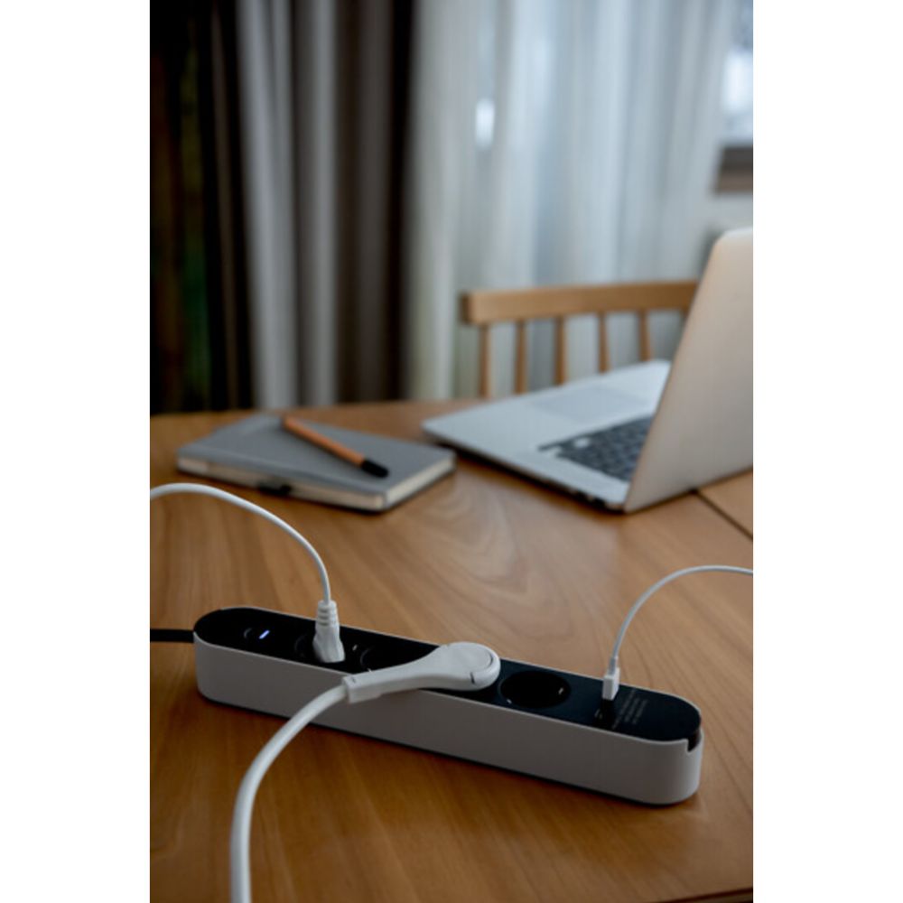 Airam Trend 4-osainen jatkojohto 1,4 m, kytkimellä + 2 x USB musta