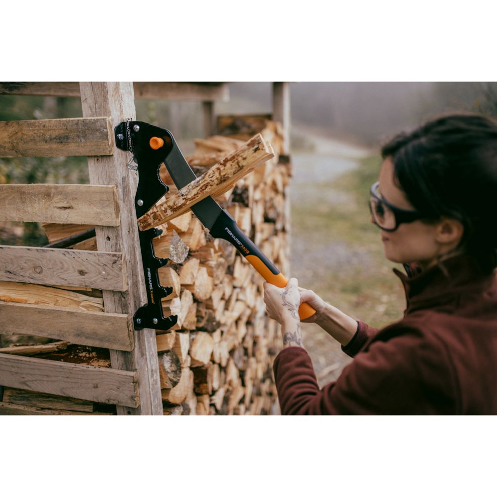 Fiskars X-Series väggmonterad vedklyv