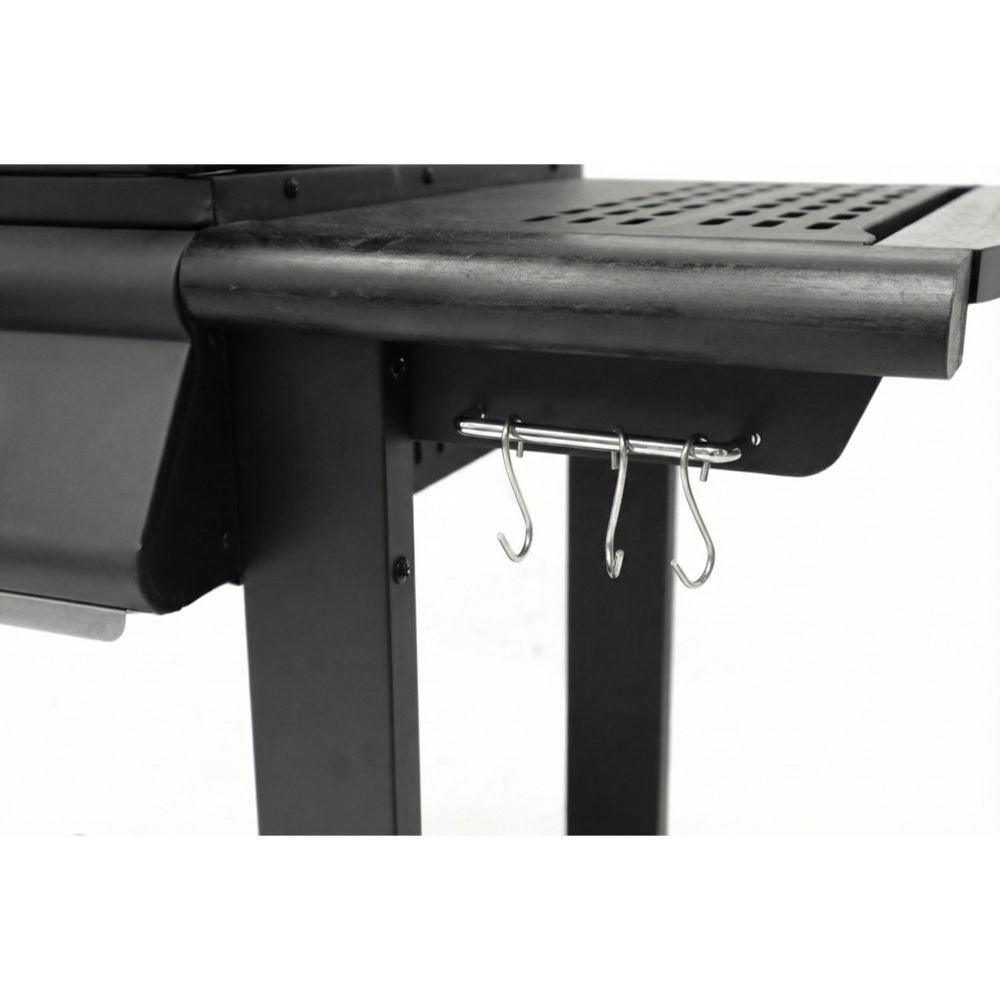 Roastmaster 4-polttiminen kaasugrilli puutasolla