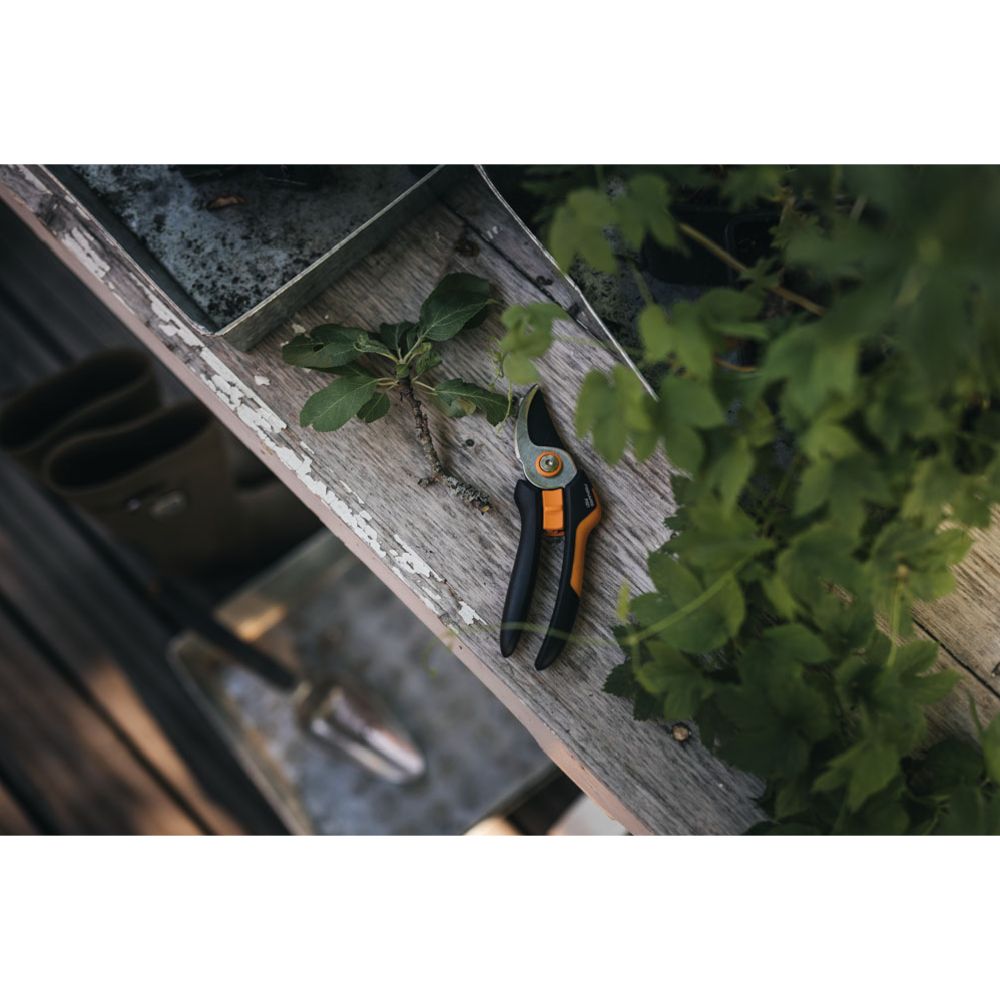 Fiskars Solid sekatör med sidoskär M P321