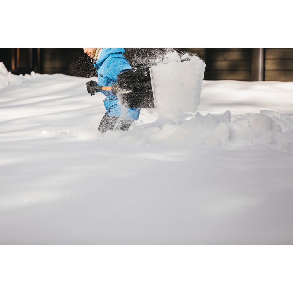 Fiskars X-series snöskyffel med teleskopskaft