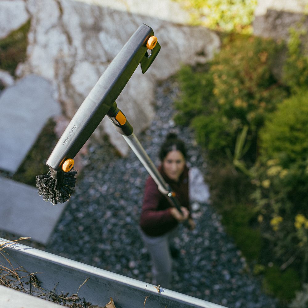 Fiskars OneClick vihmaveerennide puhastaja