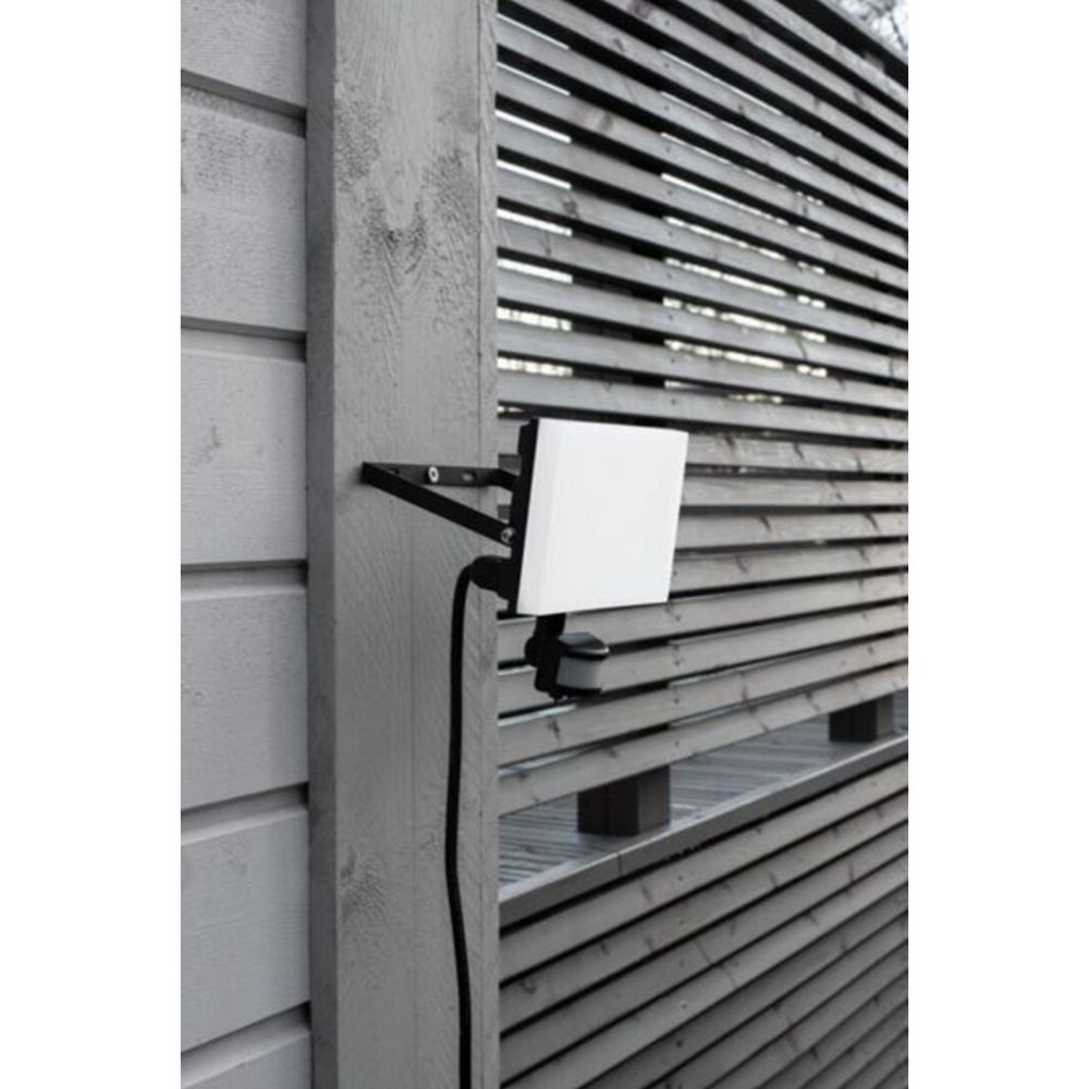 Airam Airflood LED-valonheitin liiketunnistimella 30W musta