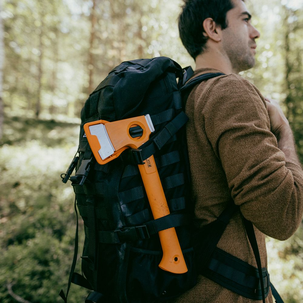 Fiskars X13 matkakirves ja teritaja