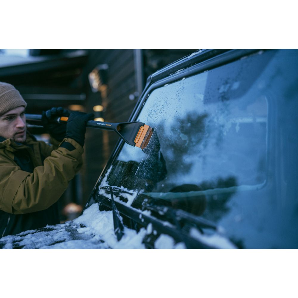 Fiskars X-series-lumiharja ja jääraappa teleskooppivarrella