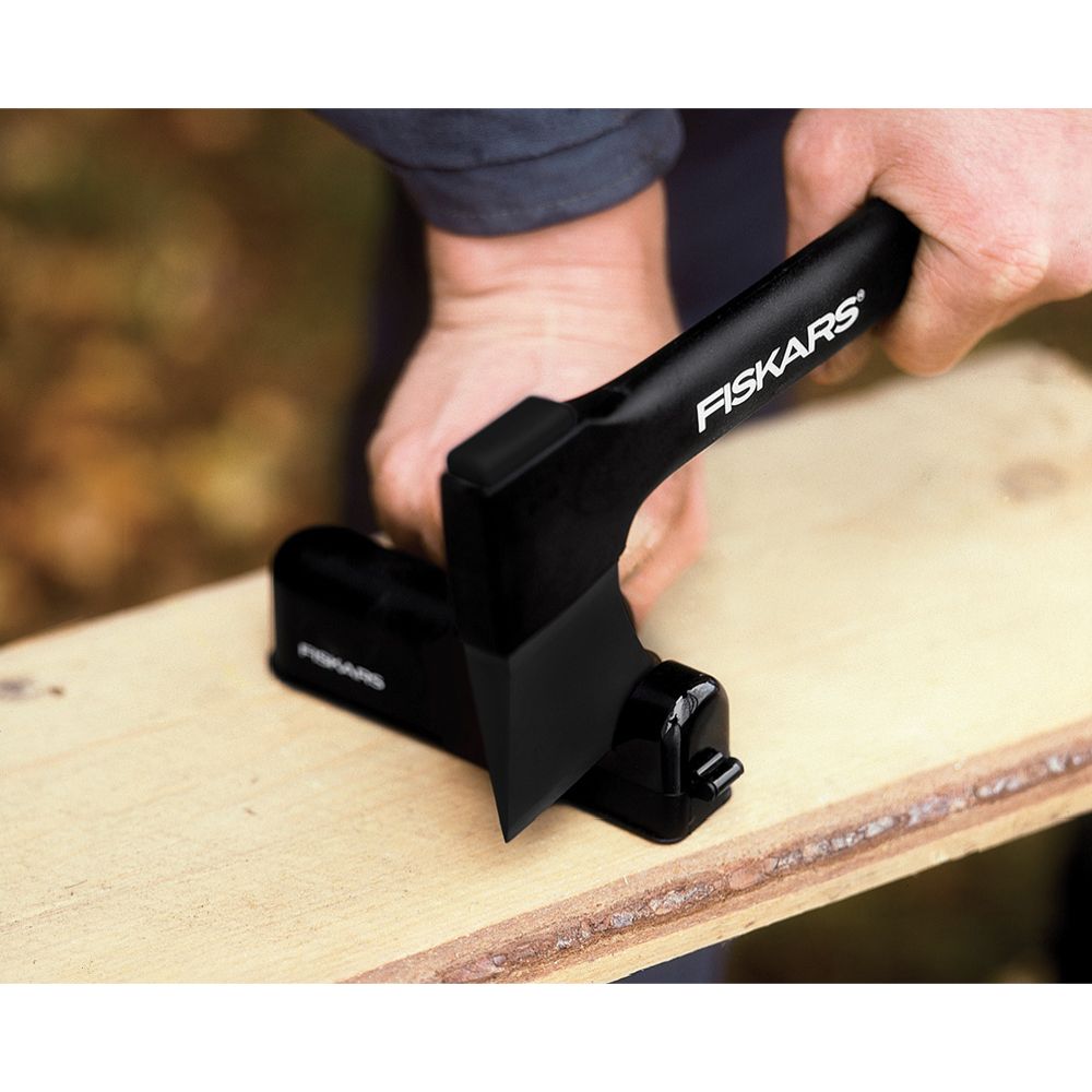 Fiskars Solid kirveen ja veitsenteroitin