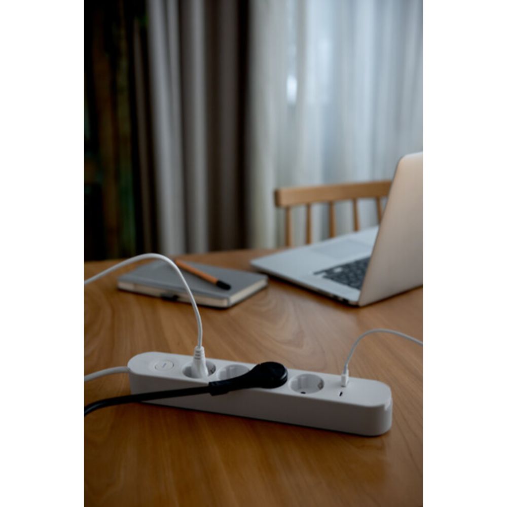 Airam Trend 4-osaline lülitiga pikendusjuhe, 2 x USB, valge, 1,4 m