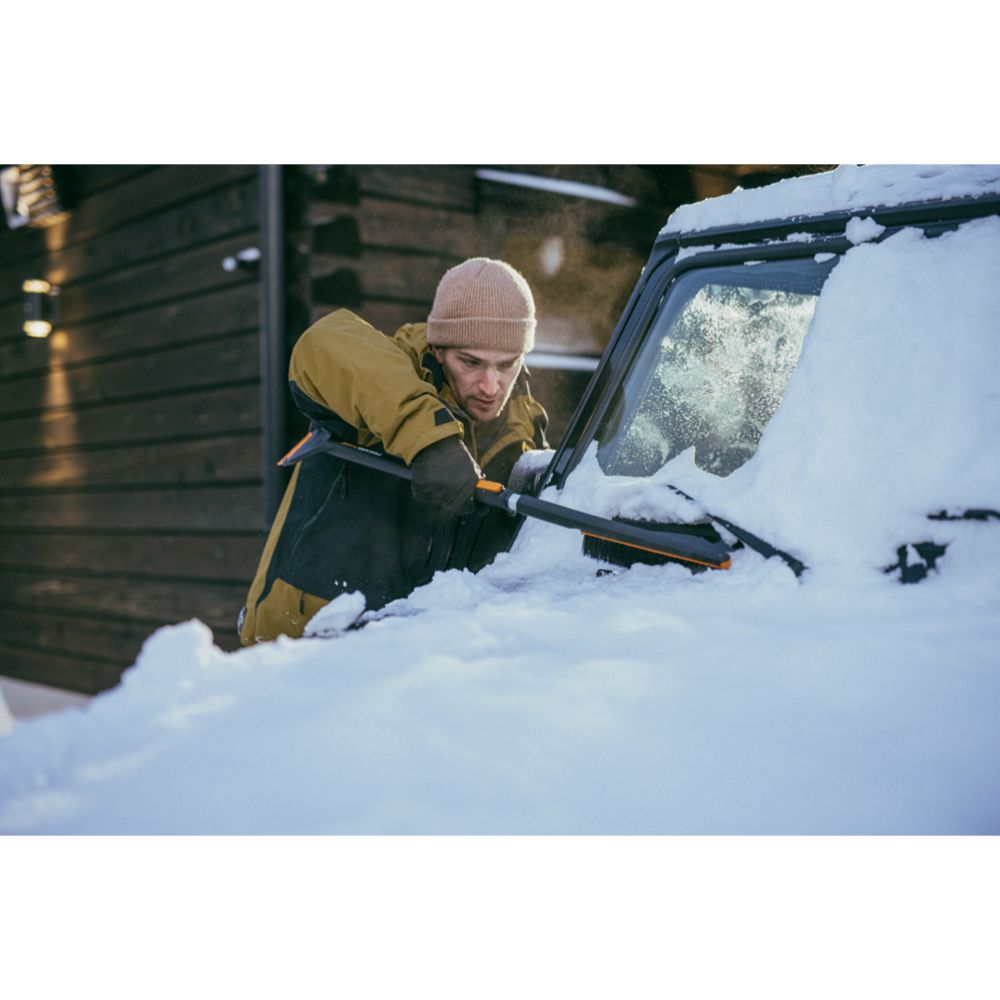 Fiskars X-series-lumiharja ja jääraappa teleskooppivarrella