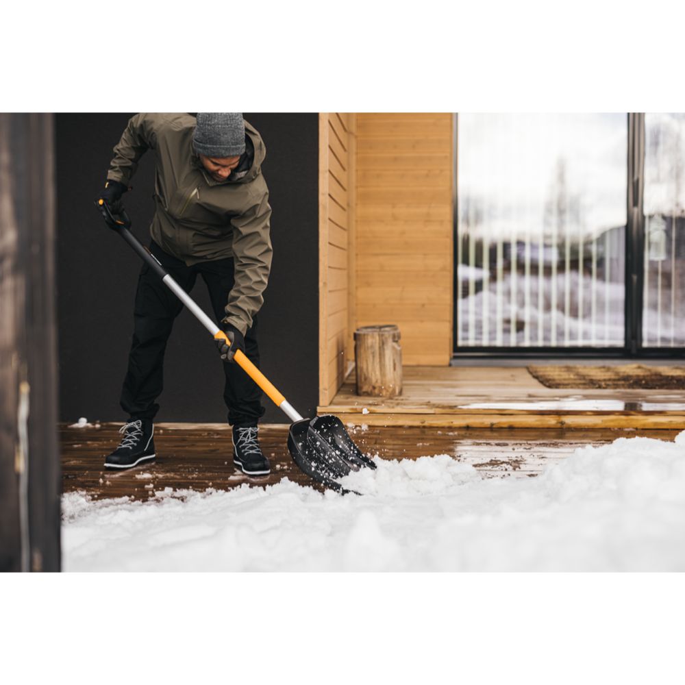 Fiskars X-Series lumentyönnin teleskooppivarrella