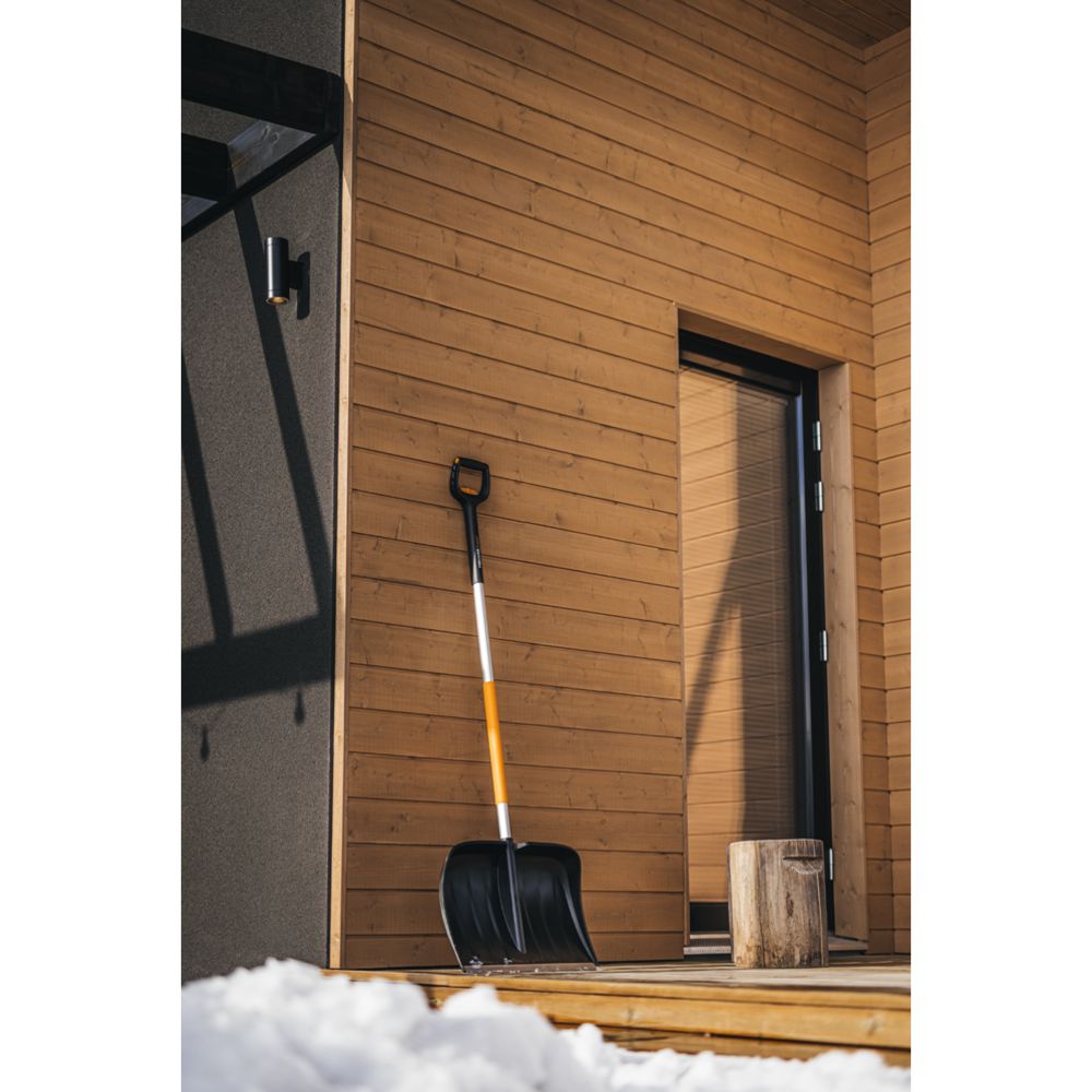Fiskars X-Series lumentyönnin teleskooppivarrella