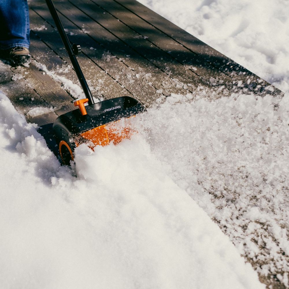 Fiskars batteridriven snöslunga utan batteri